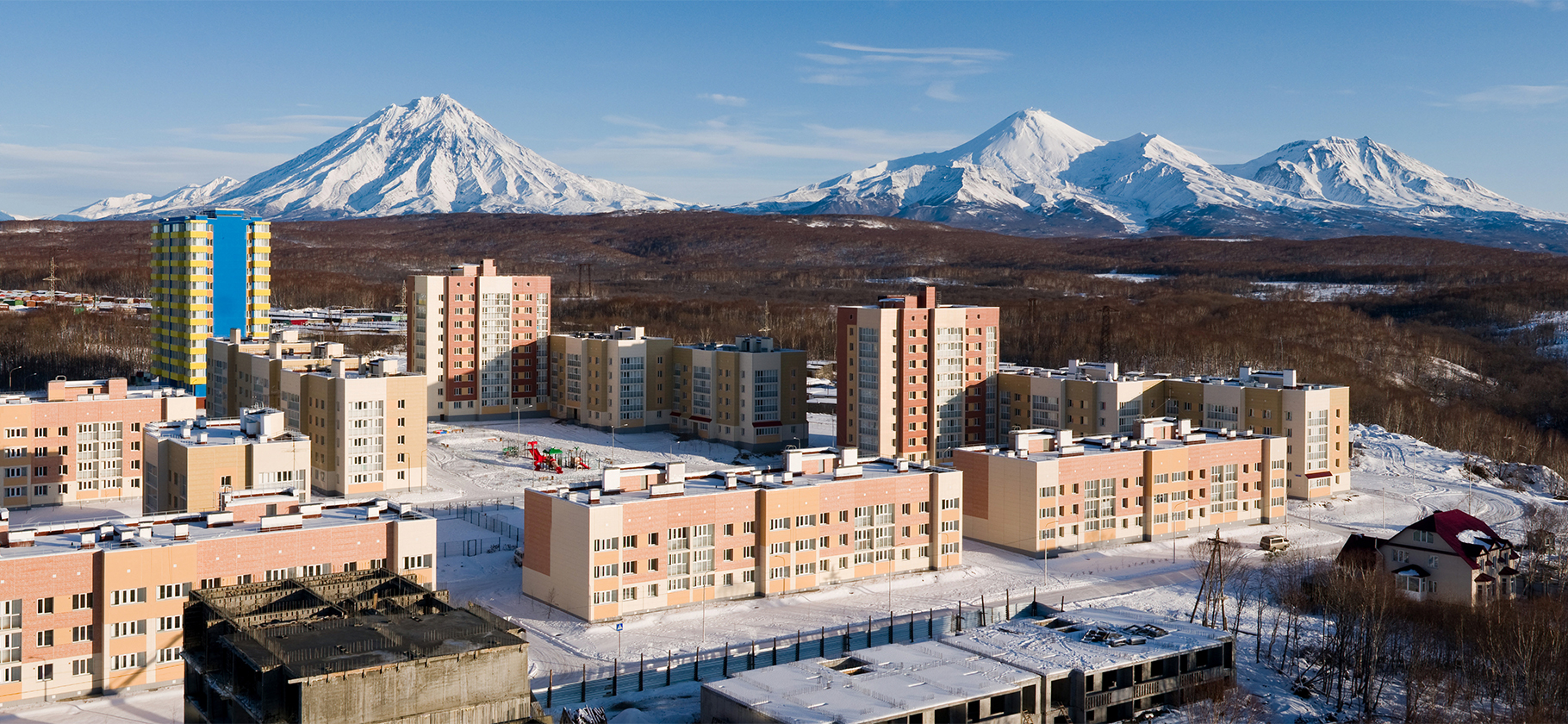 Ипотека петропавловск камчатский. Жилье на Дальнем востоке. Домики на Камчатке. Мкр Северный 16 Вилючинск. Петропавловск-Камчатский пятиэтажки.